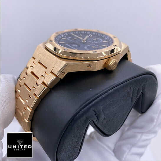 Audemars Piguet Royal Oak Chronograph 26240OR.OO.1320OR.01 "Rose Gold" Elite Super Clone ap rose gold blue dial luxury watch Audemars Piguet Royal Oak Gold Blue Dial Replica on the black stand