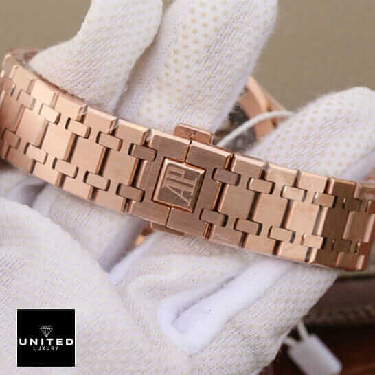 Audemars Piguet Royal Oak 15407ST.OO.1220ST.01 "Rose Gold" Master Replica 1:1 ap skeleton rose replica 2 Audemars Piguet Rose Gold Bracelet Replica on the white glove hand