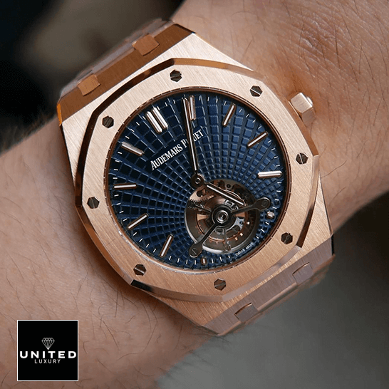 Audemars Piguet Royal Oak Tourbillon 26522OR Audemars Piguet Royal Oak 26522OR.OO_.1220OR.01 Replica blue dial on the wrist