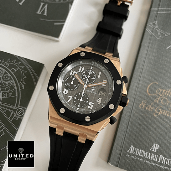 Audemars Piguet Siyah Kadran 25940OK.OO_.D002CA.01 Altın Kasa Replika garanti kartının yanında