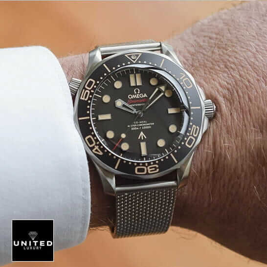 Omega Seamaster Diver 210.90.42.20.01.001 007 Edition Collector’s Copy 1:1 omega seamaster 300 replica 1 Omega Seamaster 300 Black Dial Replica on the man wrist