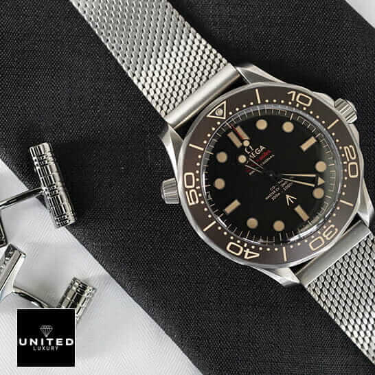 Omega Seamaster Diver 210.90.42.20.01.001 007 Edition Collector’s Copy 1:1 omega seamaster 300 replica 2 Omega Seamaster Black Bezel & Dial Replica on the black fabric