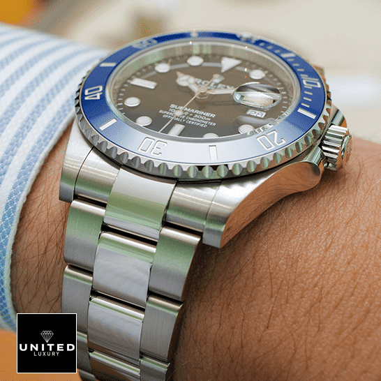 Rolex Submariner Date 16610 "Black Dial" Master Clone Quality rolex submariner 16610 replica Rolex Submariner Date 16610 Blue Bezel Oyster Replica on his arm