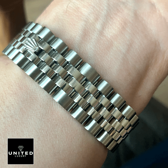 Rolex Datejust 279160 Pink Roman Dial Near Original Replica Rolex Lady-Datejust 279160-0013 Jubilee Bracelet Replica on his arm